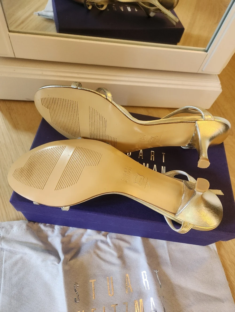 Stuart Weitzman | Reversal Strappy Sandal in Gold - Picture 6 of 8